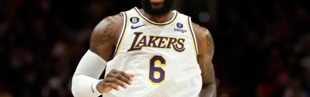 jjb-半场落后25分上演大逆转！詹姆斯率湖人赢下卡位战