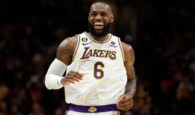 jjb-半场落后25分上演大逆转！詹姆斯率湖人赢下卡位战