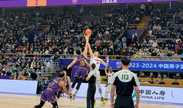 竞技宝app-27分21篮板！沃特斯绝杀背后 周琦统治力尽显