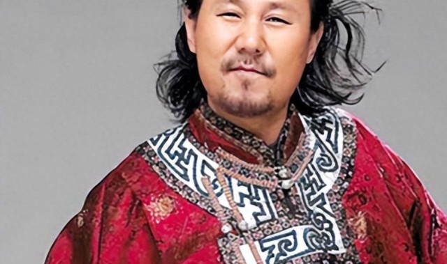 jjb-35岁离婚，因嗜酒家财散尽，50岁中年又丧女，如今66岁腾格尔如何