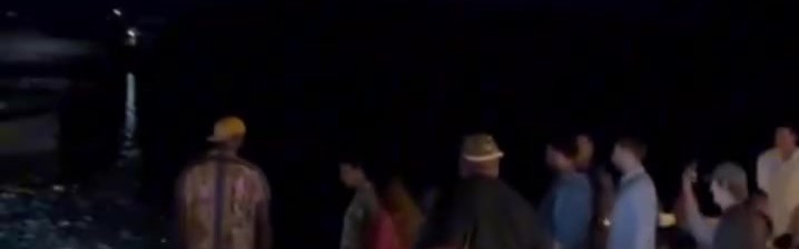 詹姆斯希腊科孚岛赛前度假 与热情球迷亲切合影