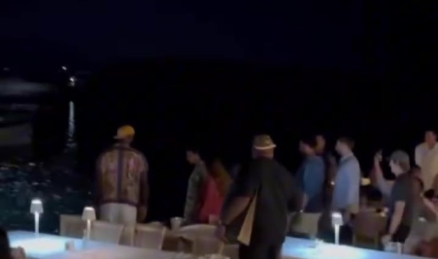 詹姆斯希腊科孚岛赛前度假 与热情球迷亲切合影