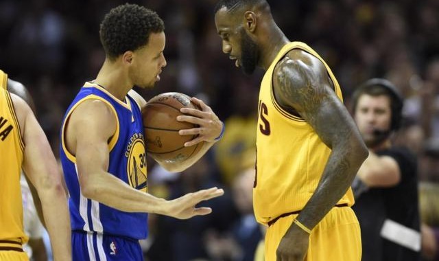 竞技宝网页版-【观察】1比2嗅到2015年氛围？勇士想翻绿军并不简单